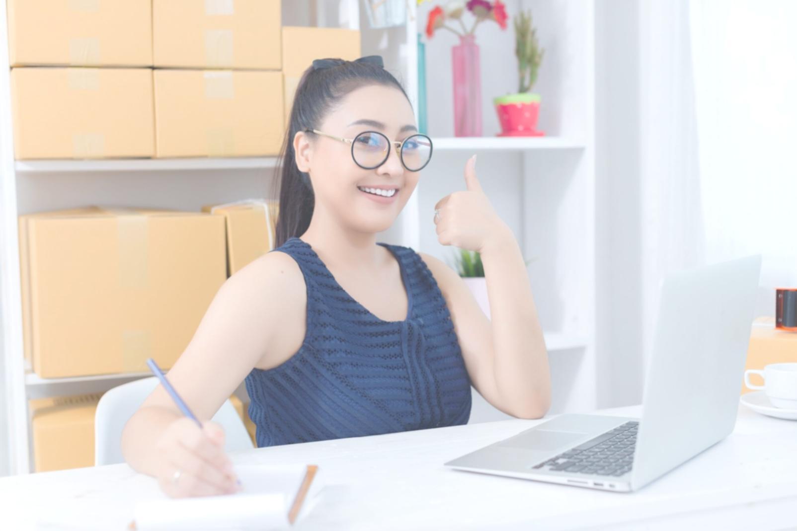 Bureau moderne illustrant la transformation digitale d'une entreprise accompagnée par linarqovexy